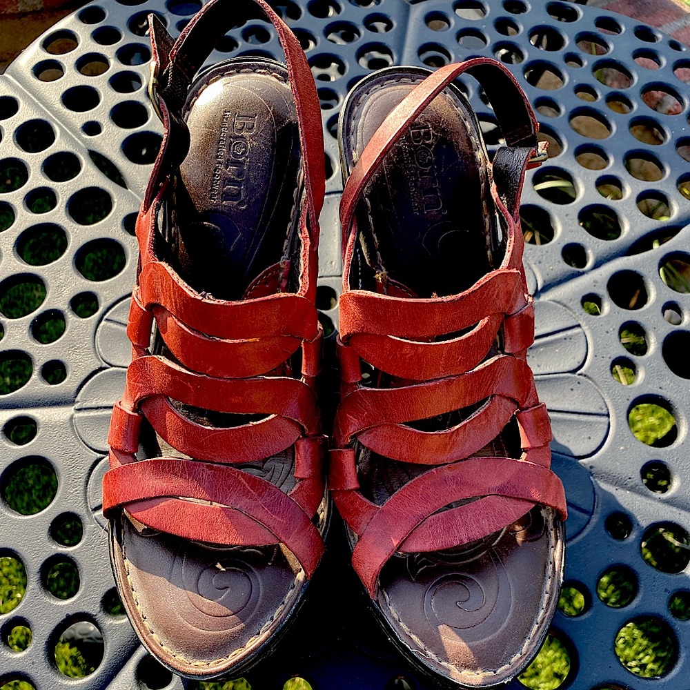 Børn brand strappy brick red colored heeled sandals.